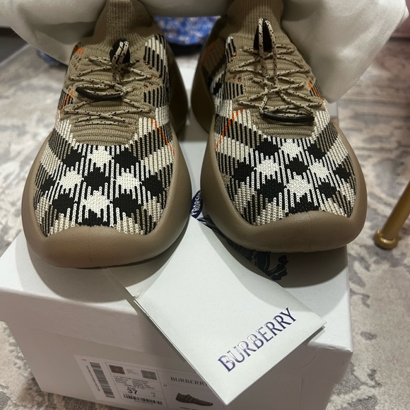 **AUTHENTIC** Burberry Women’s Checkered Beige Sneakers - Picture 3 of 10